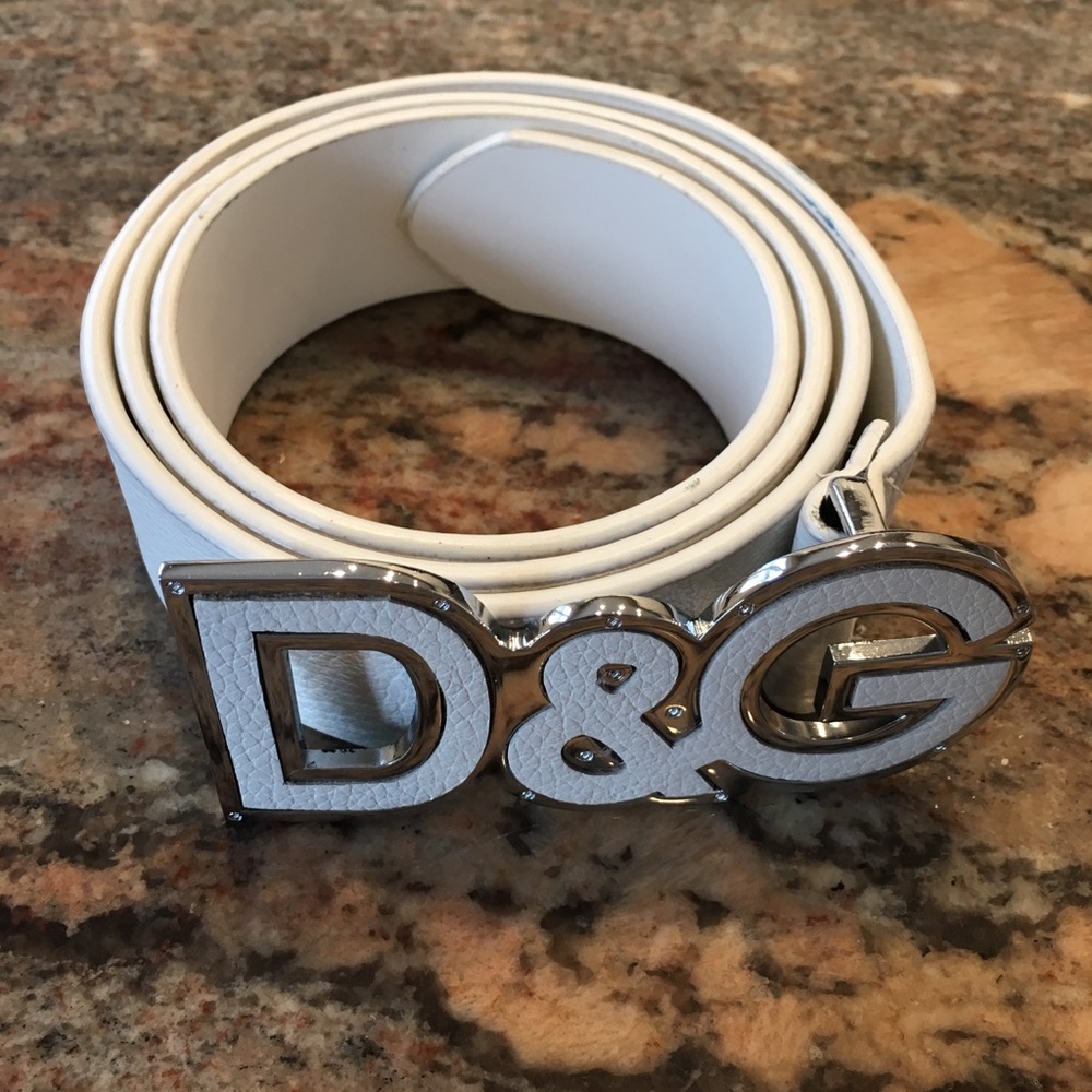 White belt. Size 42.